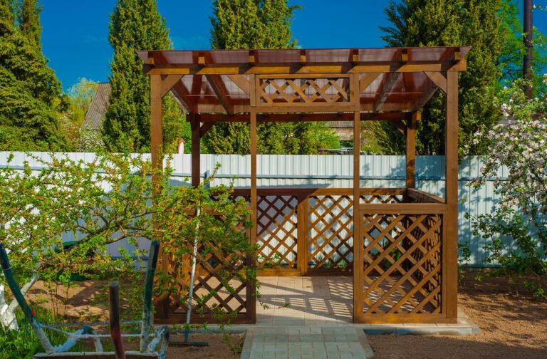 Gartenlaube und Carport aus Holz: die perfekte Kombination für Ihren Garten