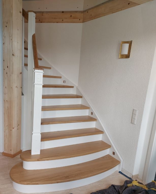 Vorteile von maßgefertigten Holztreppen: Warum sie sich lohnen?